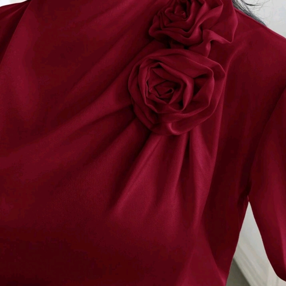 Elegant Burgundy Blouse with Floral Detail. - Picture 3 of 3